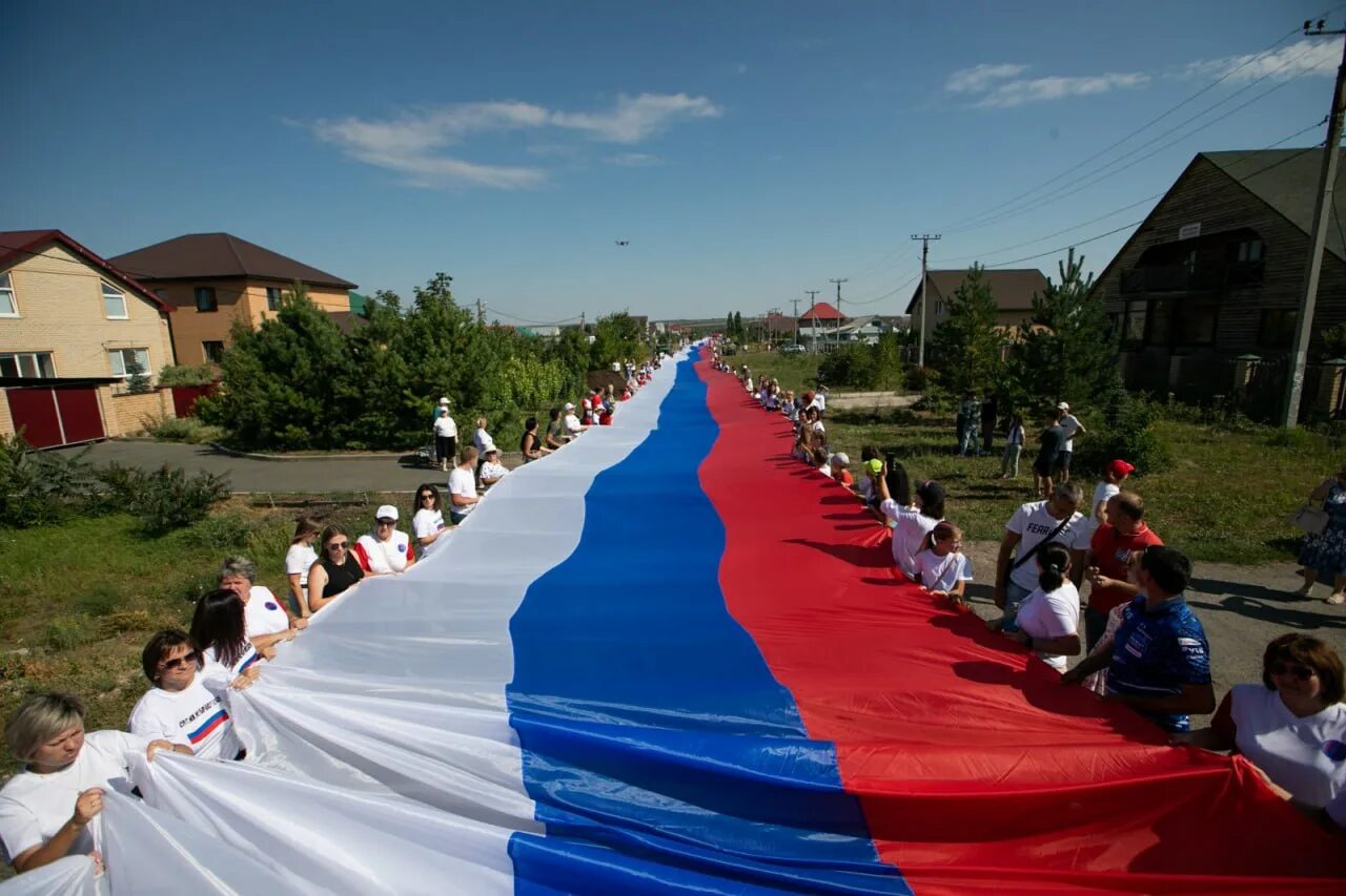 Россия 1 оренбуржье. Флаг России. Самый длинный флаг России. Самый большой Триколор. Праздник триколора.