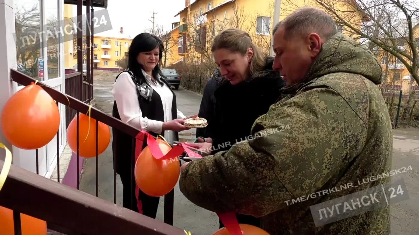 Мфц лнр очередь. Мфц лнр. мфц перевальск. лутугино мфц. открытие нового филиала.