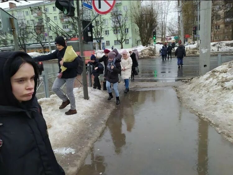 Новости вчерашние на 1. Лужи на тротуаре. Люди идут по весенним лужам на тротуаре. Лужа переход. Вчерашние фотографии.