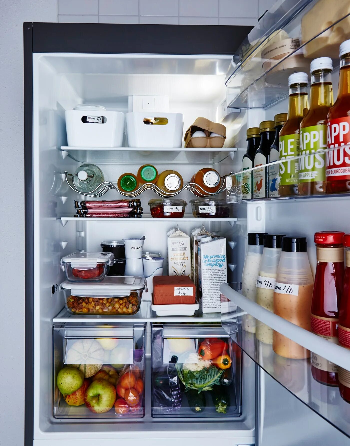 В холодильниках осуществляется хранение. Холодильник с продуктами. хранение в холодильнике. хранение продуктов в холодильнике. организация хранения в холодильнике.