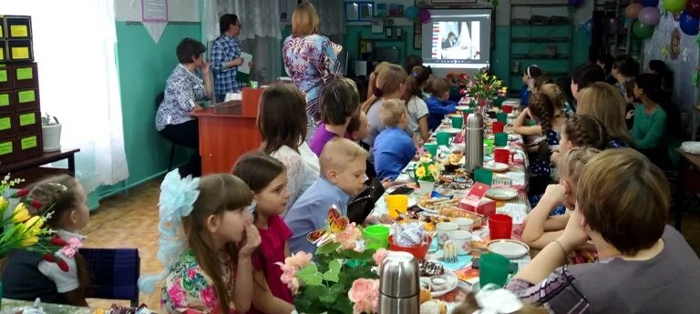Библиотека бажова лесной. Работники школы 2 карпинск. Работники школы 2 карпинск. Библиотека карпинск. Библиотека бажова.