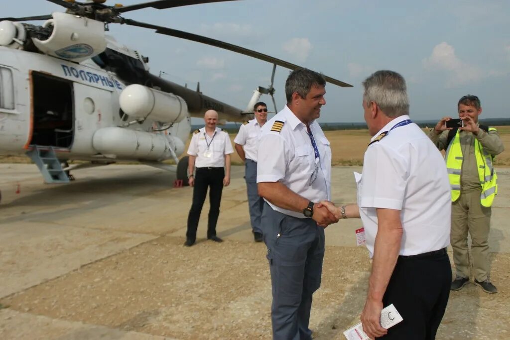 Летчик спасатель. Башкирские авиалинии ми-8. Г. Дамир гафуров. Сергей трикачев бортмеханик ми 8.