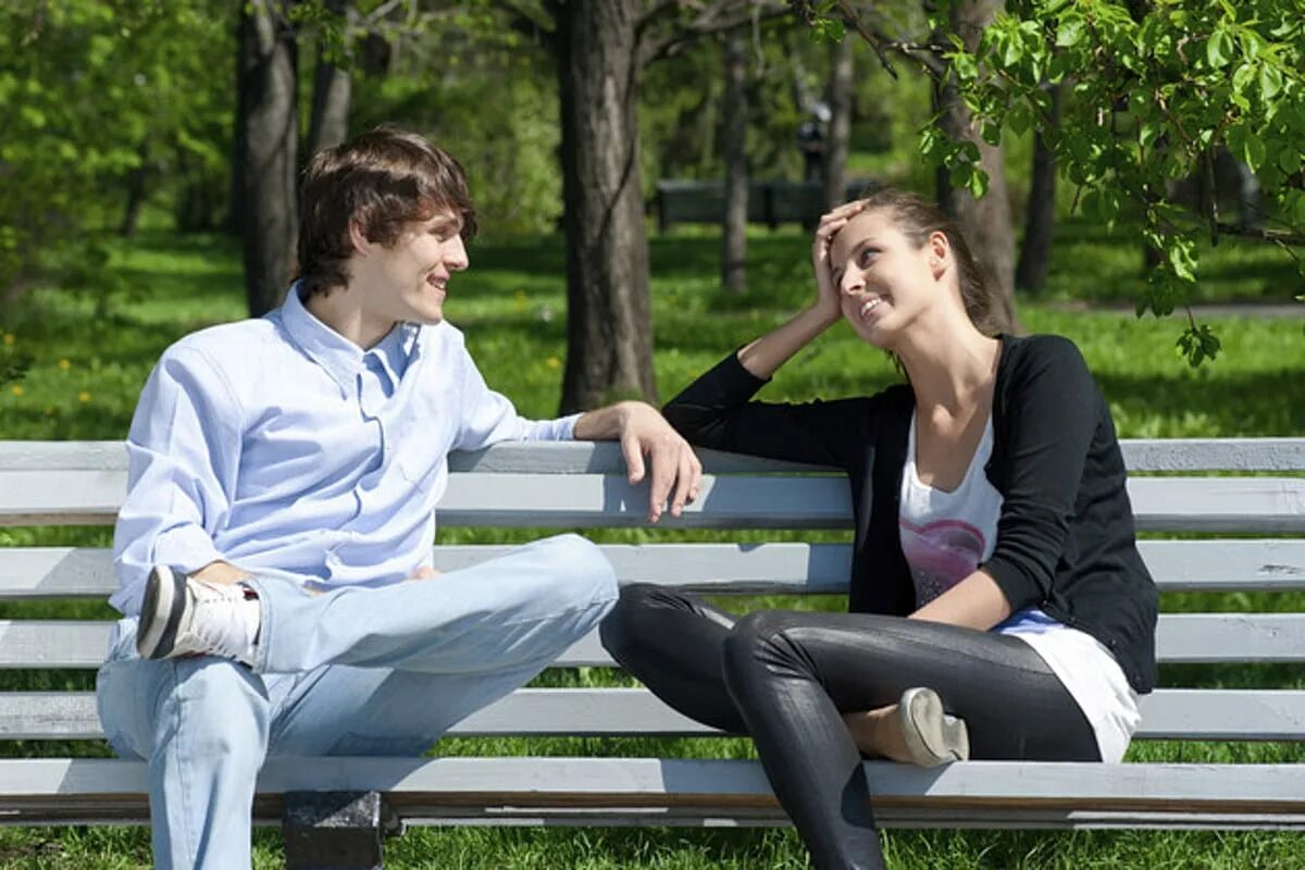 Самое простое знакомство. Сидит на скамейке. Девушка и парень сидят на скамейке. Люди на скамейке в парке. Два человека на скамейке.