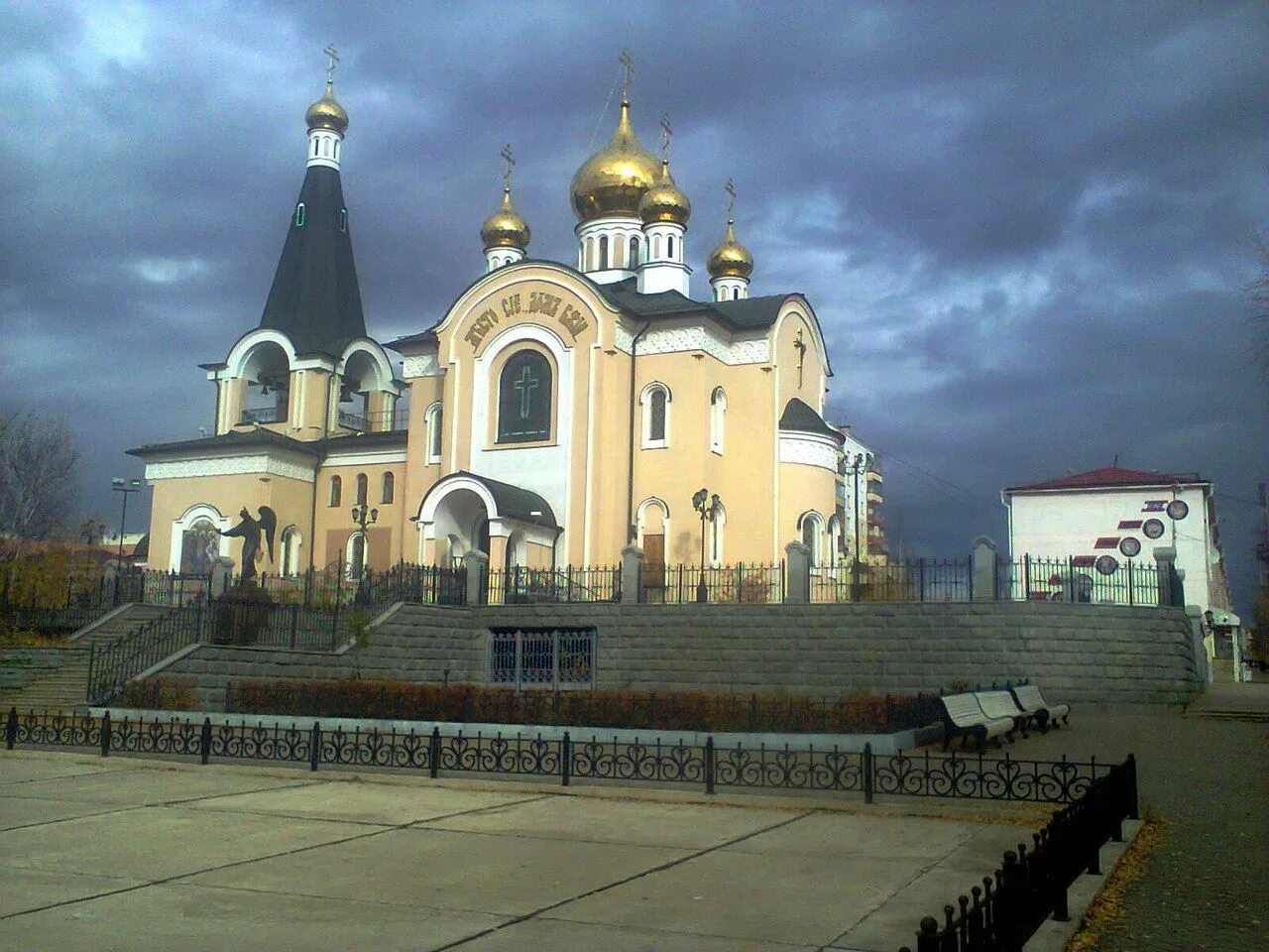 Храм Мирный Якутия. Церковь города Мирный Якутия. Свято Троицкий храм Мирный. Свято Троицкий храм город Мирный Якутия.