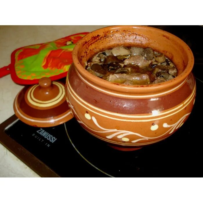 Горшочки для запекания с мясом рецепт. Чанахи в горшочках в духовке. Приготовление блюда в горшочках. Картошка в горшочках. Мясо в горшочках с картошкой в духовке.