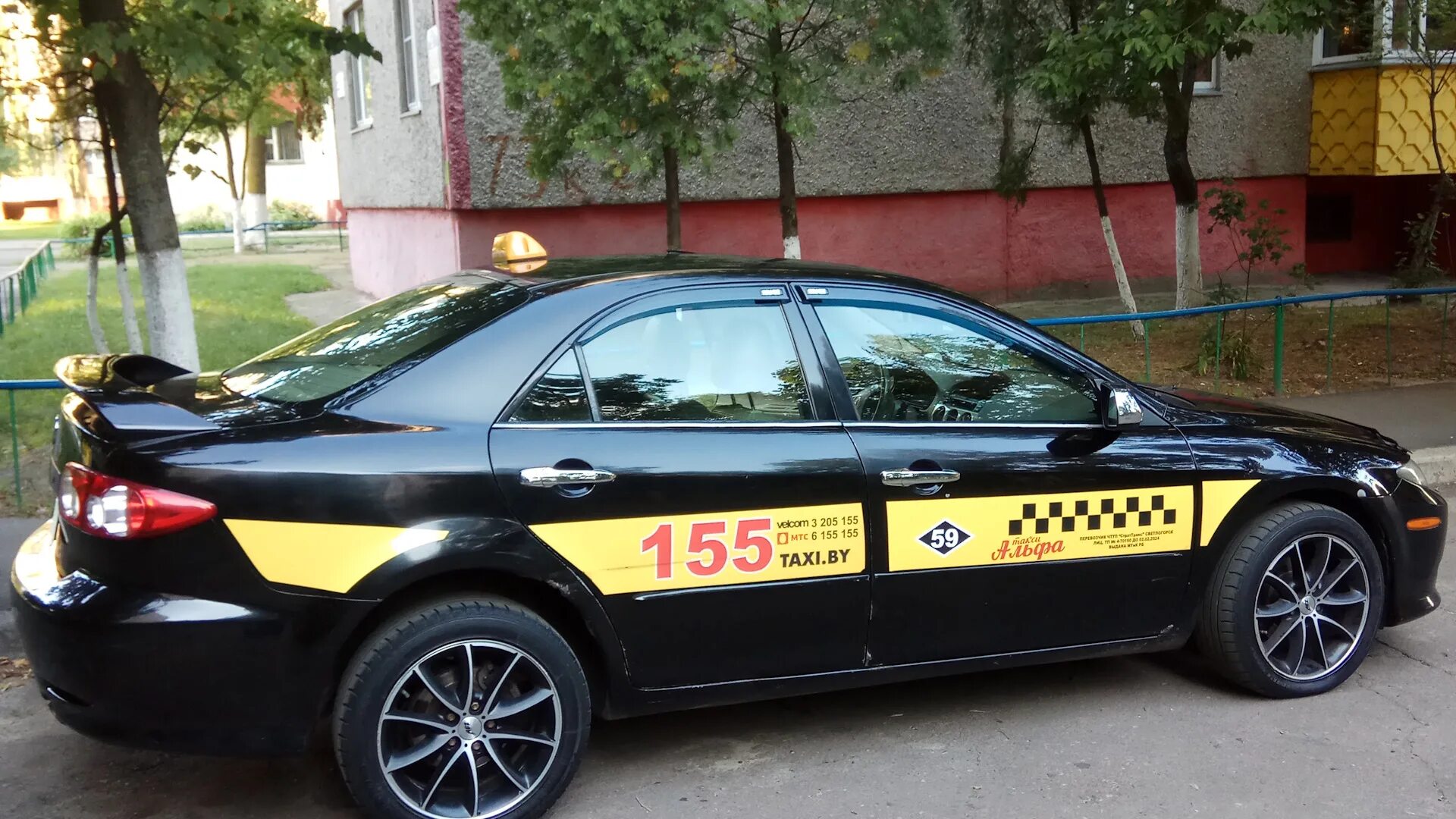 Всего 15 такси 6 желтых. БМВ х6 такси. Audi a6 такси. Audi b6 такси.
