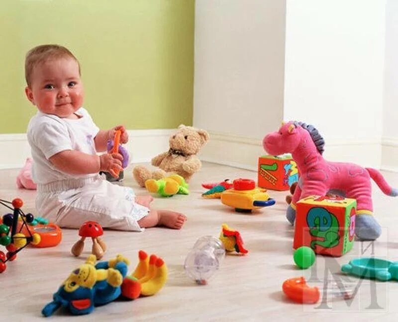 Девочка играет маленькими игрушками. Игрушки для малышей. Игрушки для детей раннего возраста. Игрушки для детей до 1 года. Игрушки для детей до 2 лет.