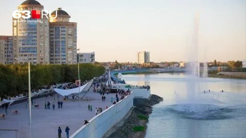 Жағажайда трусисыз әйел