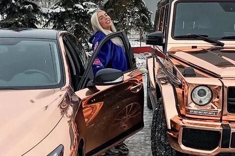 Карина Кросс подарила подписчице машину.