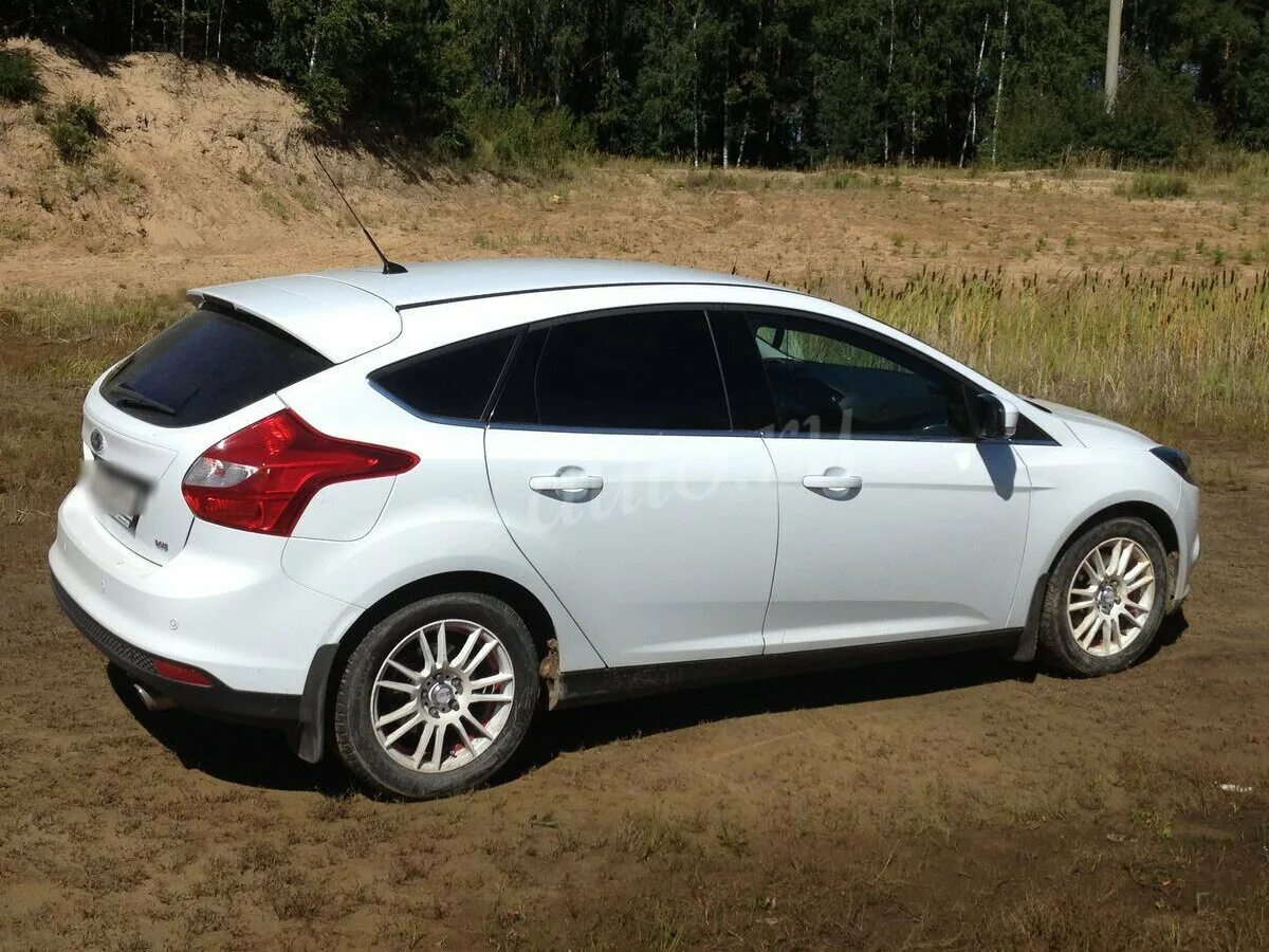 Купить форд хэтчбек на авито. Ford Focus 3 белый. Форд фокус 3 2012 белый. Ford Focus 3 хэтчбек белый 2012. Ford Focus 3 2012 2.0.