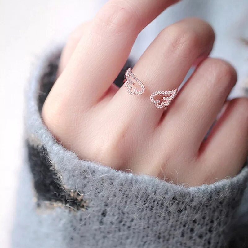 Красивое кольцо на палец. Красивые кольца. Кольцо для девушки. Модные кольца. Кольцо на пальце.