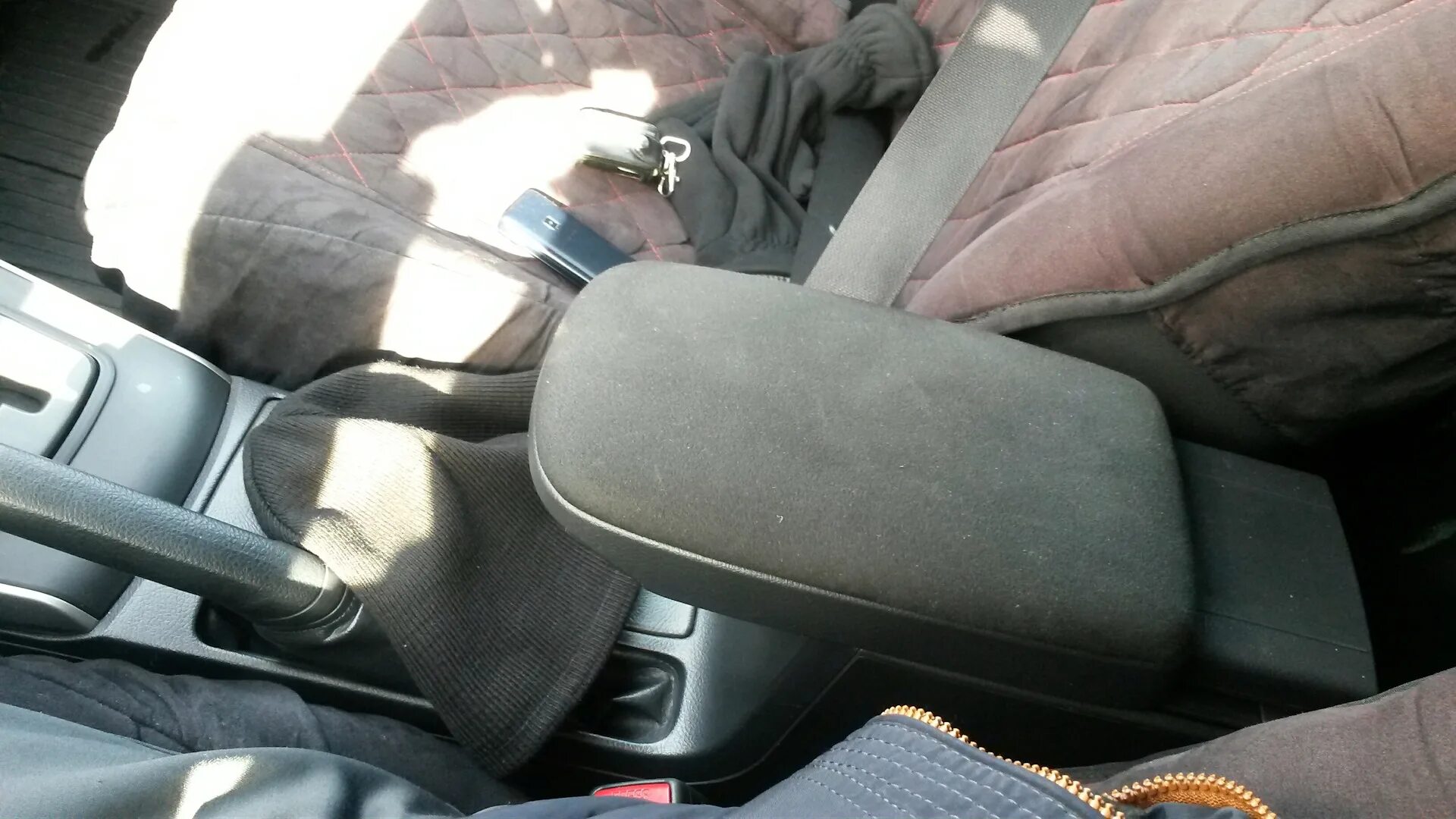 Форд куга 2 usb в подлокотнике. Как разобрать подлокотник приора 1. Подлокотник 8e0864245b3b6. Кронштейн крепления подлокотника шкода рапид. Подлокотник audi a4 b7.