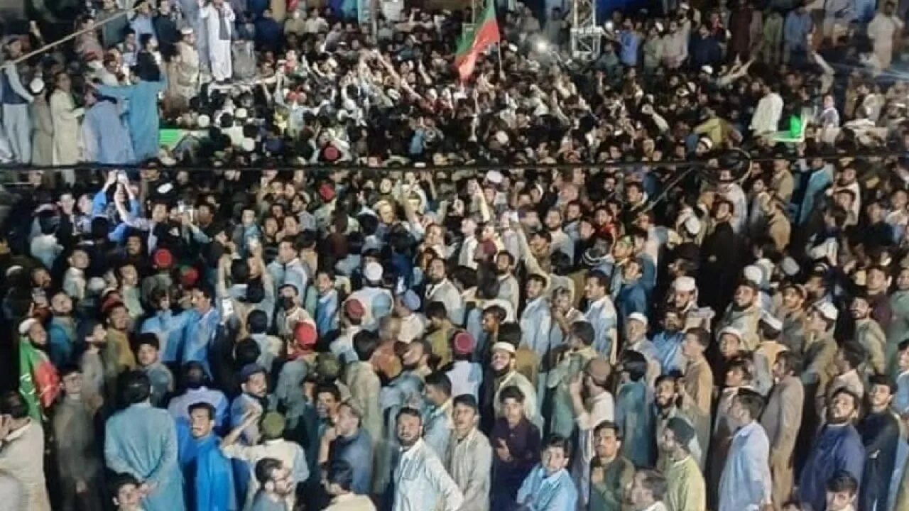 Массовые протесты. Толпа пакистанцев. Пакистан протесты 2022 апрель. Народ выходит на улицу