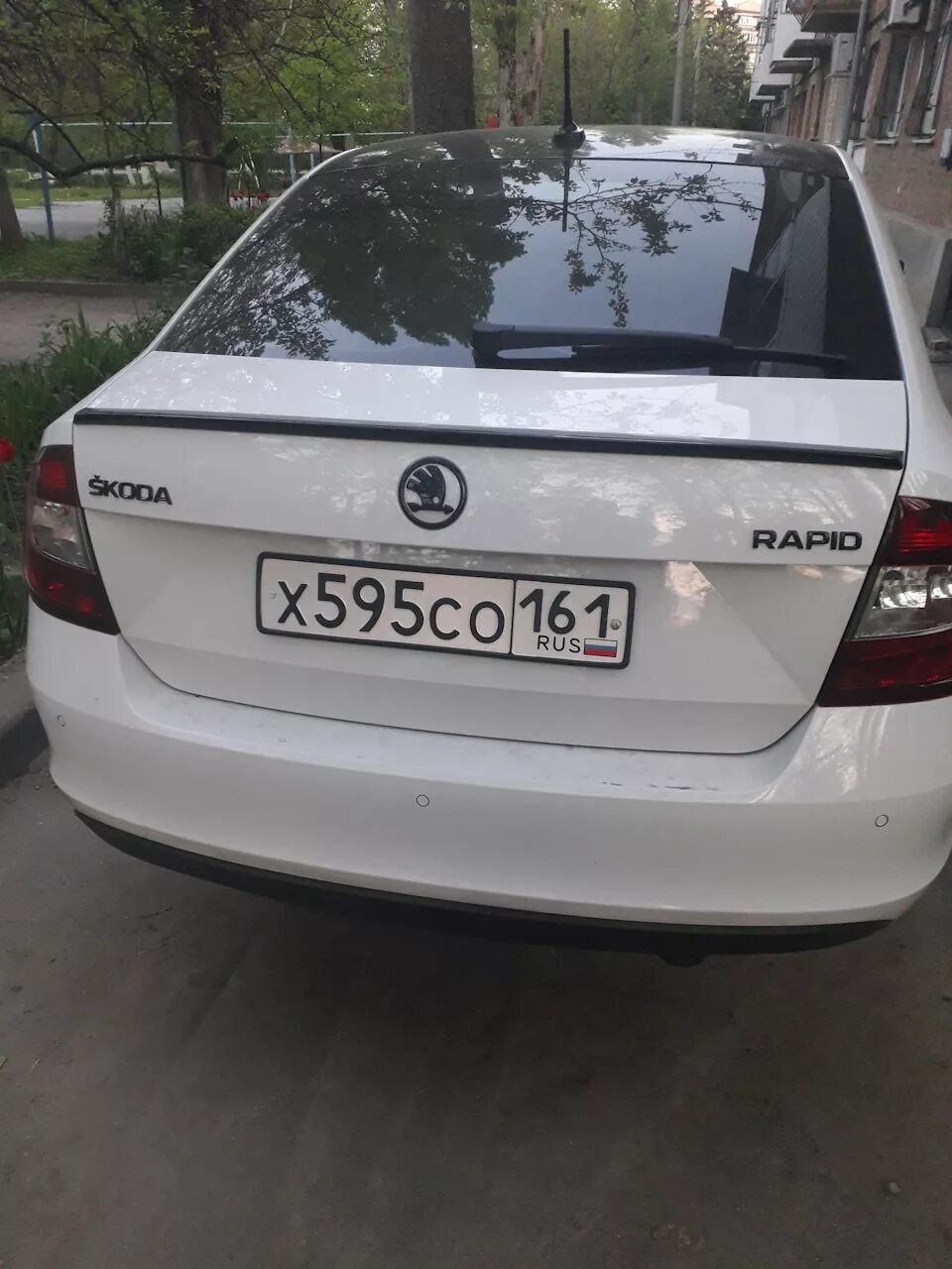 Шкода рапид задний багажник. Чёрные шильдики на шкода рапид. skoda rapid черный шильдик. шкода рапид без шильдиков.