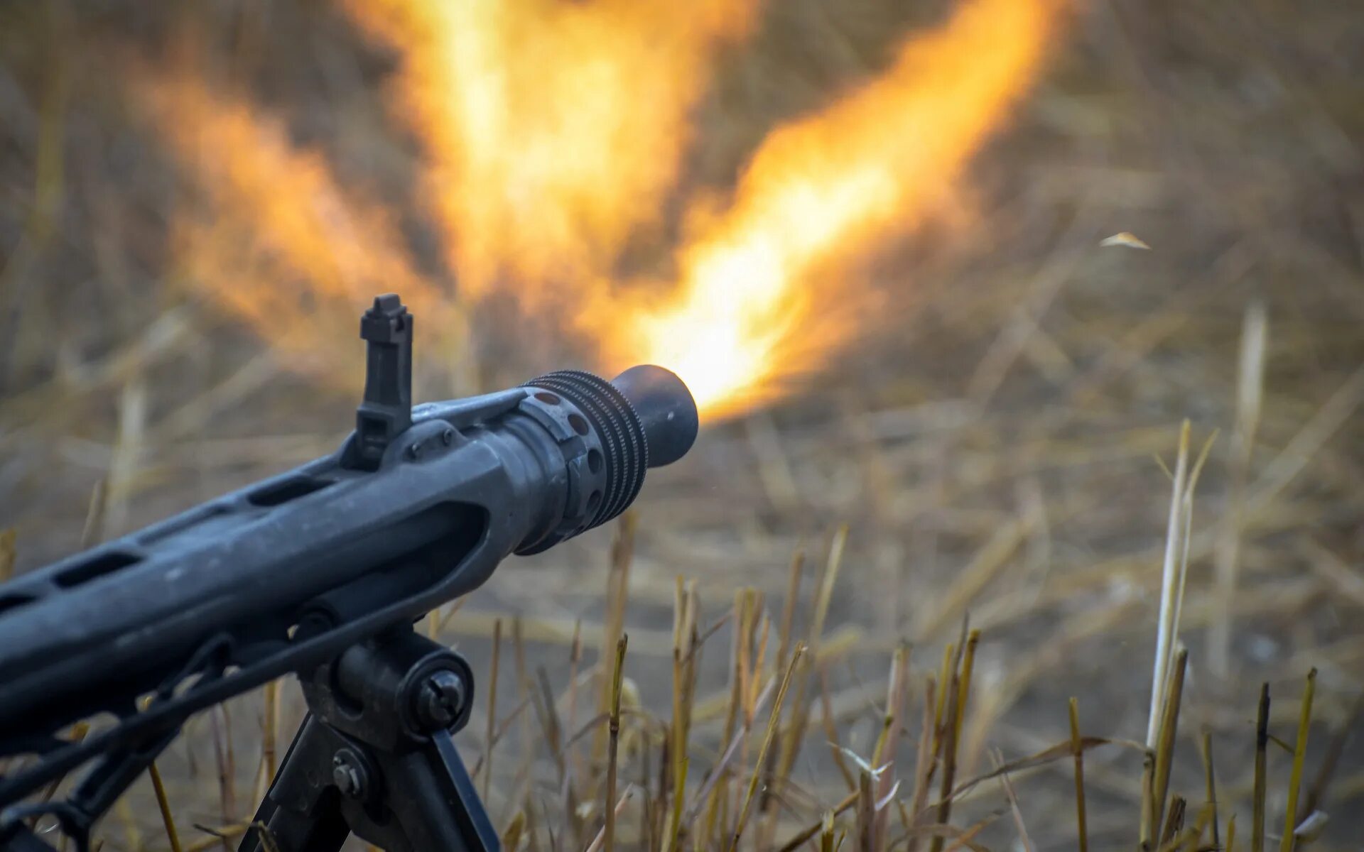 Стрельба трассерами. Выстрел из револьвера. Огонь из пистолета. Mg 42 обои. Огонь это стрельба.