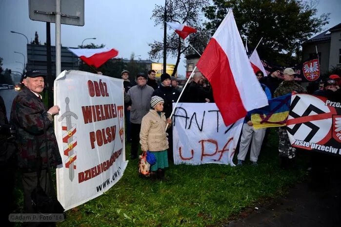 Украина против поляков. Националисты УПА. Флаг бандеровцев.