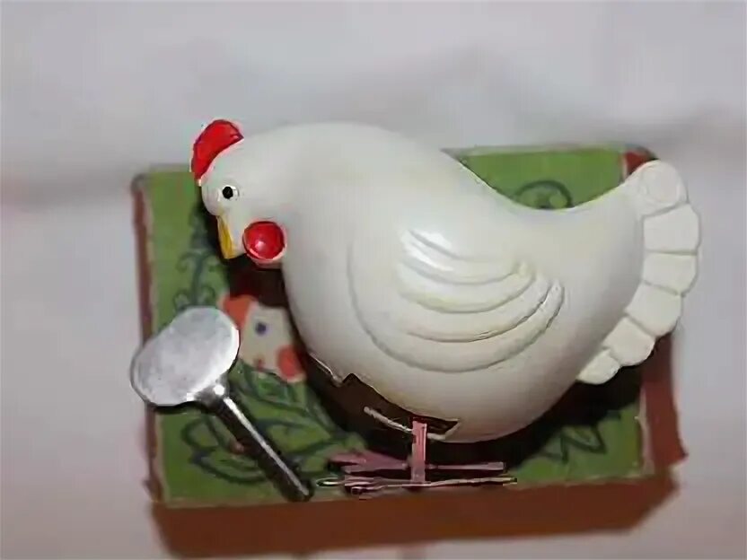 Игрушка курочка клюет. Заводная курочка ссср. игрушка курочка ряба ссср. клюющая курочка игрушка заводная. советская игрушка курочка заводная.