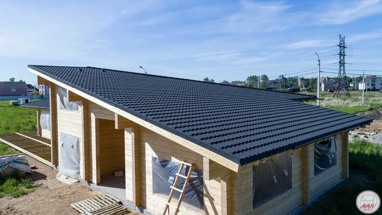 Односкатная металлочерепицы. Односкатная кровля металлочерепица. Плоская черепица braas. Односкатная кровля брандо. Aerodeck композитная черепица.