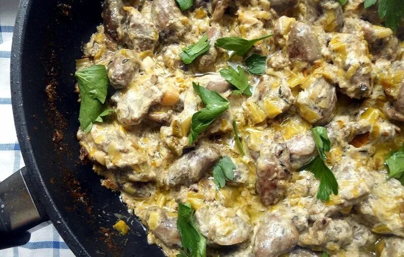 Желудки куриные в сметане с морковью. Куриные сердечки тушеные в сметане. сердечки в сметане на сковороде. куриные сердечки в сметане. куриные желудки в сметане.