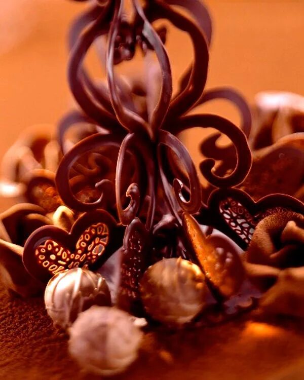 Штуки из шоколада. Украшения из шоколада. Красивые изделия из шоколада. Шоколадный декор. Фигурки из шоколада.