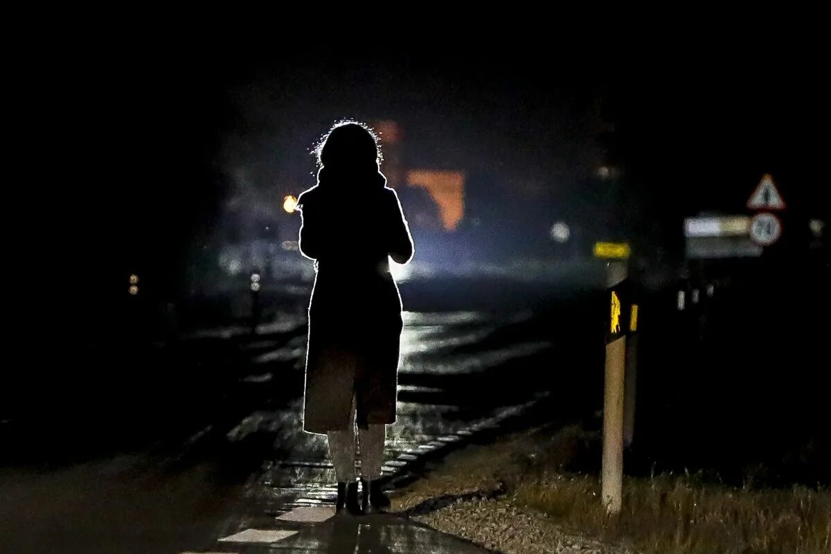 Фото человек на обочине в калошах. Автомобиль стоит на обочине. Девушка на обочине. Дорога машина стоящая на обочине. Бабушка на обочине.
