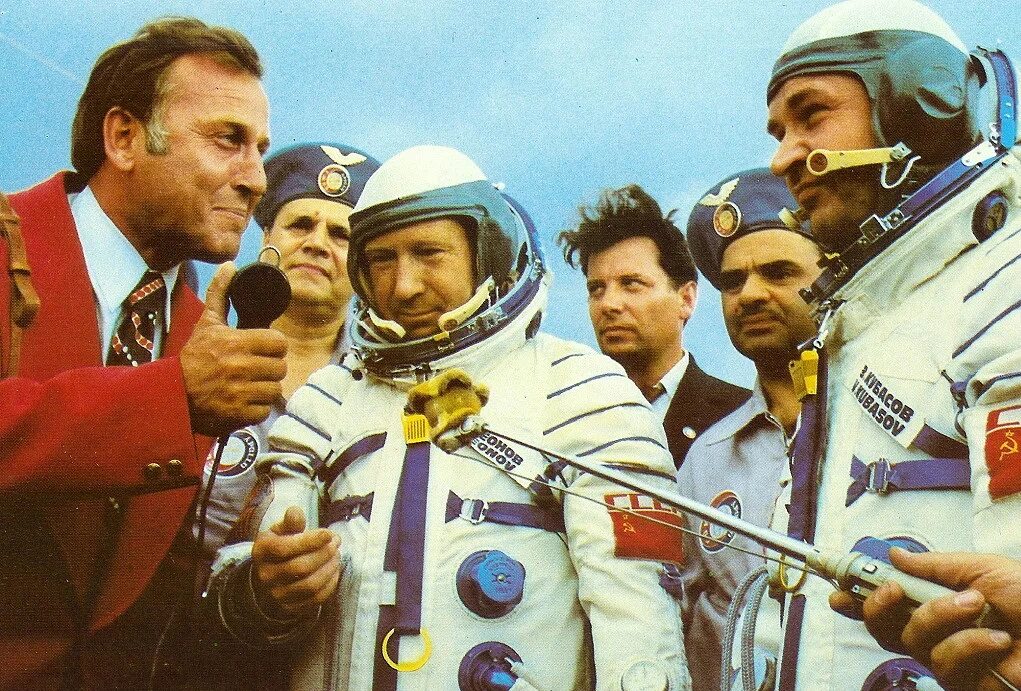 Самый первый человек в космосе в мире. Аполлон в космосе Союз 1975. Полет Союз Аполлон. Первый Международный полет в космос Союз Аполлон. Американские астронавты Аполлон 15.
