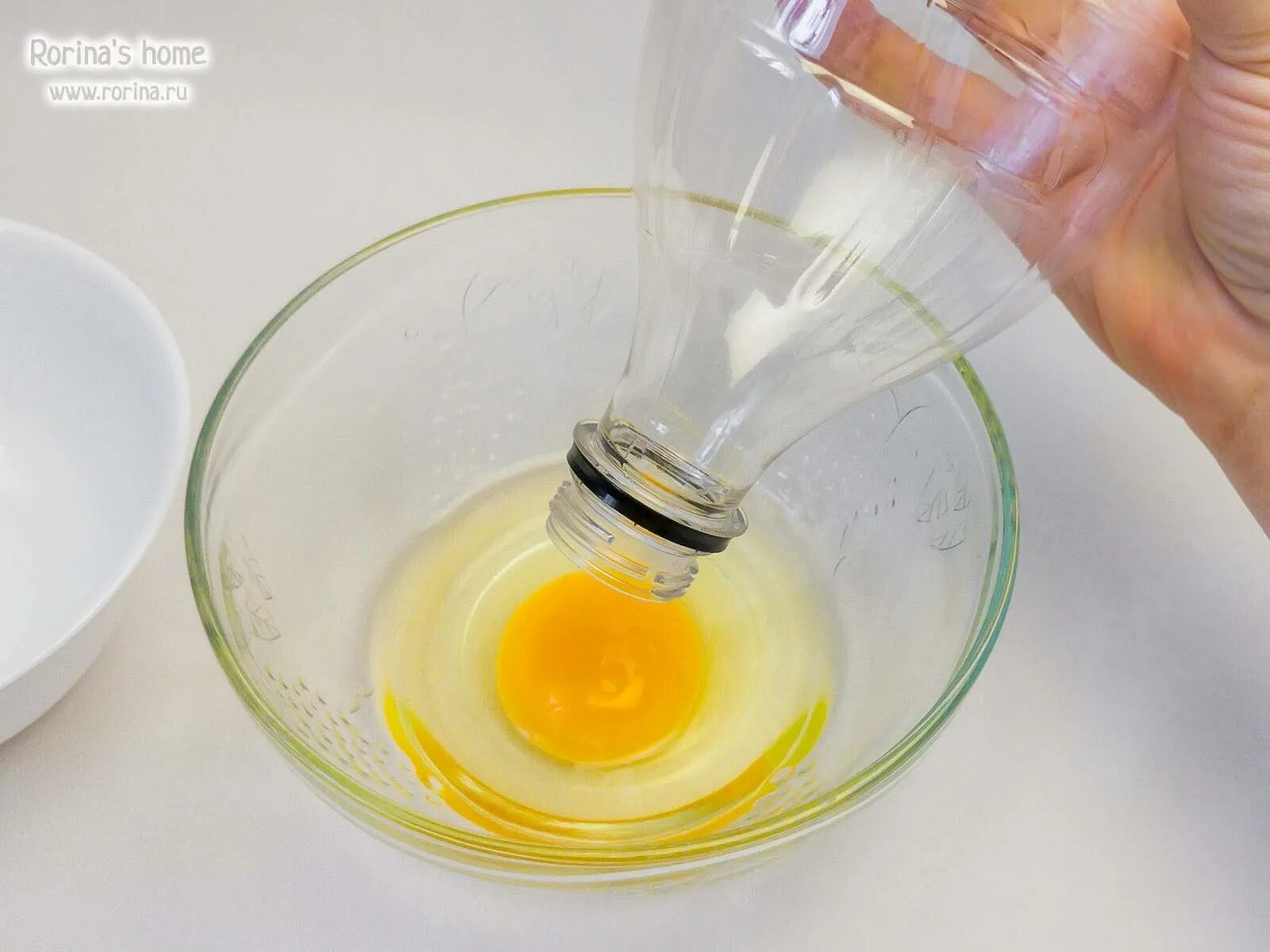 Отделить желтки от белков. Яичные белки и желтки. Отделение желтка от белка. Яйца отделить белок от желтка. Отделить белок от желтка.