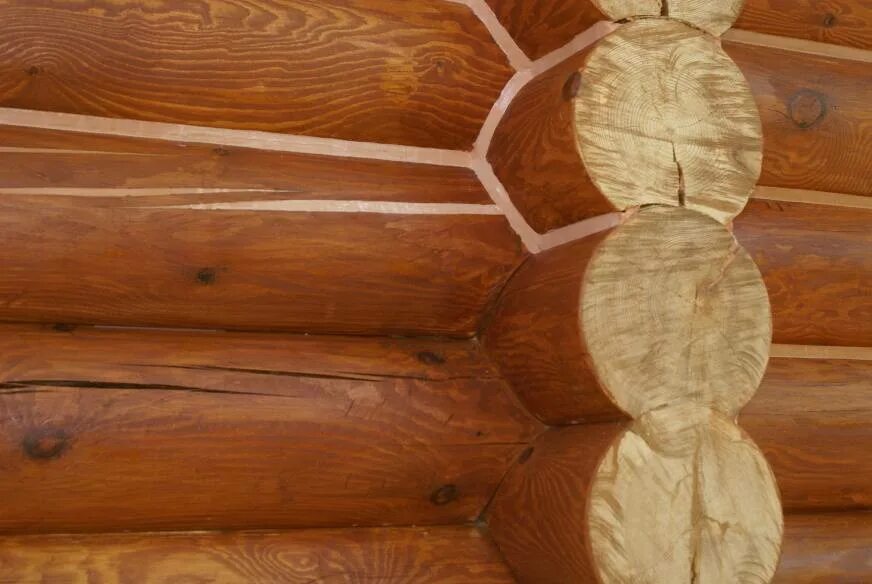 Утепление сруба из бревна снаружи. Утеплитель для стен сруба. Утеплитель снаружи на бревно. Изоляция деревянного дома. Схема утепления стен деревянного дома внутри.