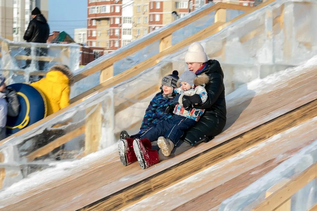 Открыли год семьи в городе. Фото выставка прогулка в зимний лент. Масленица Сургут 2023. УВСИНГ Сургут Масленица 2023. Сургут зима 2023.