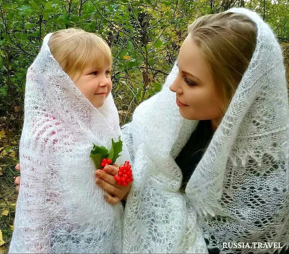 Девушка в оренбургском пуховом платке. Пуховый платок для бабушки. Платок идуны. Оренбургский пуховый платок шаль. Мамина шаль.