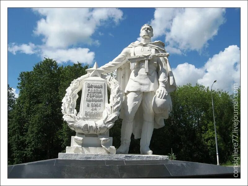 Площадь яхромы. Яхрома памятник. достоприм яхрома. яхрома достопримечательности города. сквер яхрома кузнецова площадь генерала.
