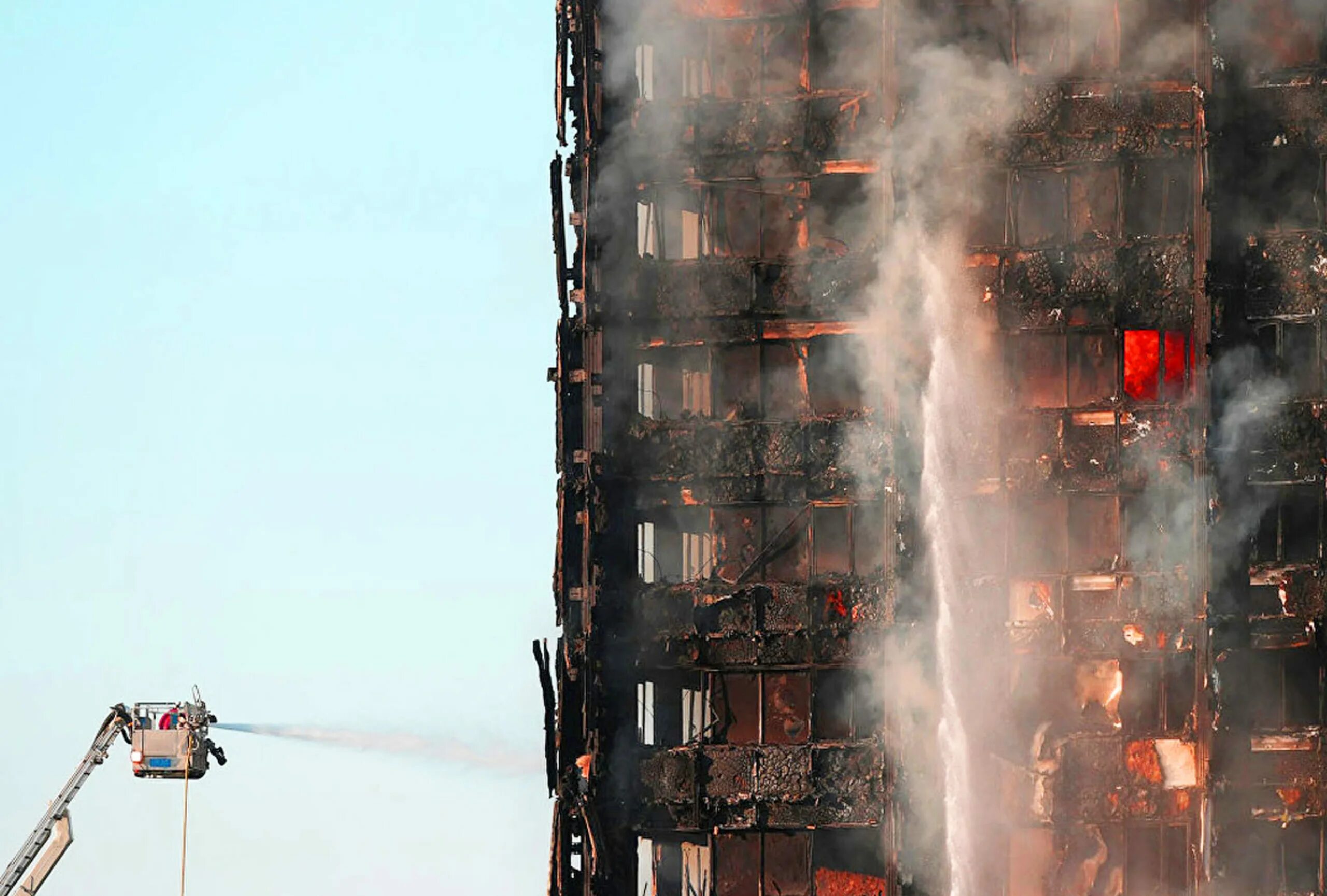 Пожар в здании Grenfell Tower в Лондоне. Горящая многоэтажка. Пожар в многоэтажном доме в Лондоне. Пожар на предприятии. Сгорела многоэтажка