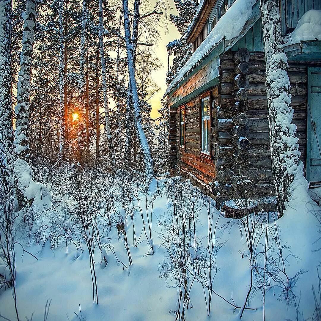 Мало тепло деревня. Зима в деревне. Дом в деревне зимой. Домик в зимнем лесу. Домик в деревне зима.