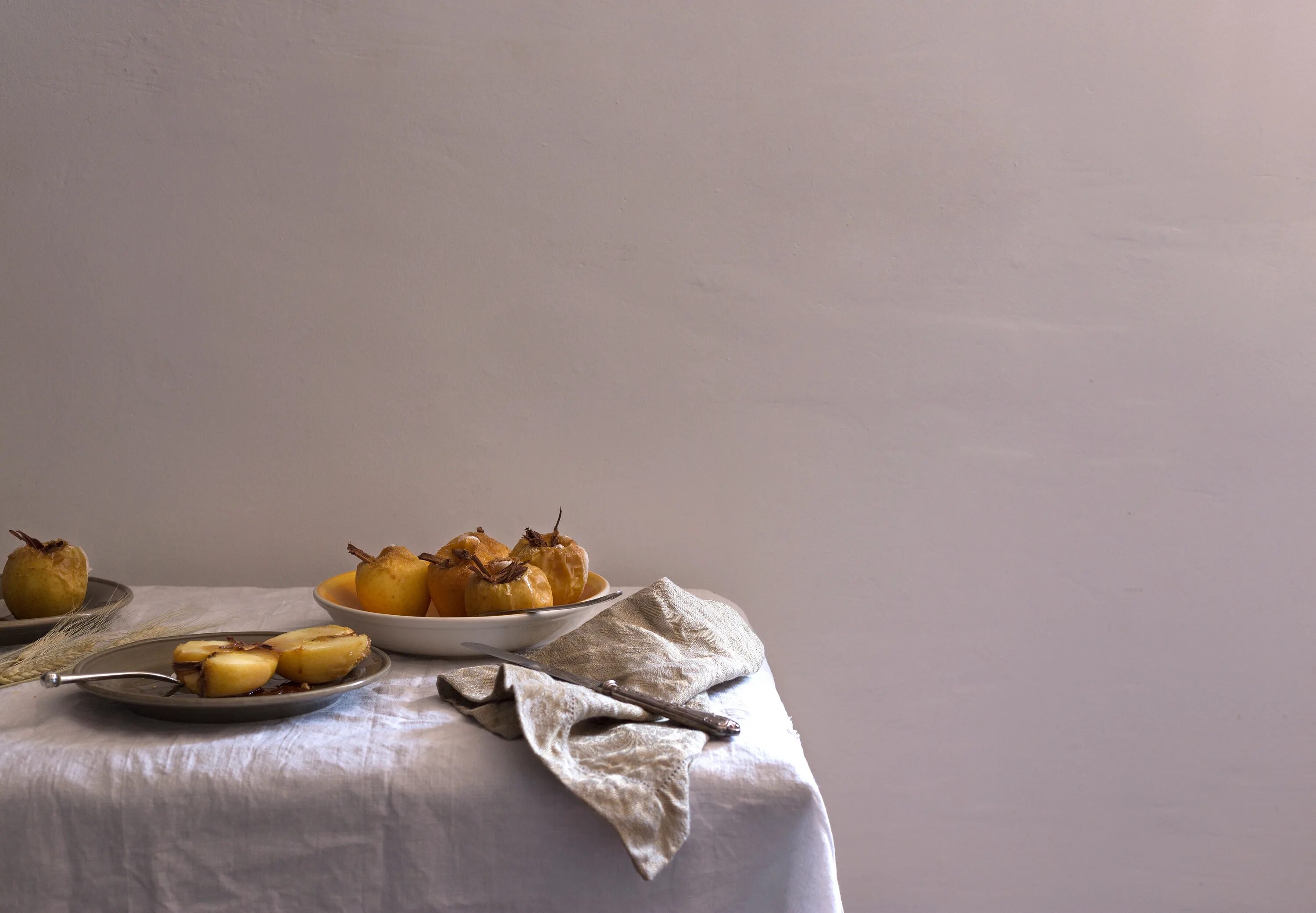 There some apples on the table