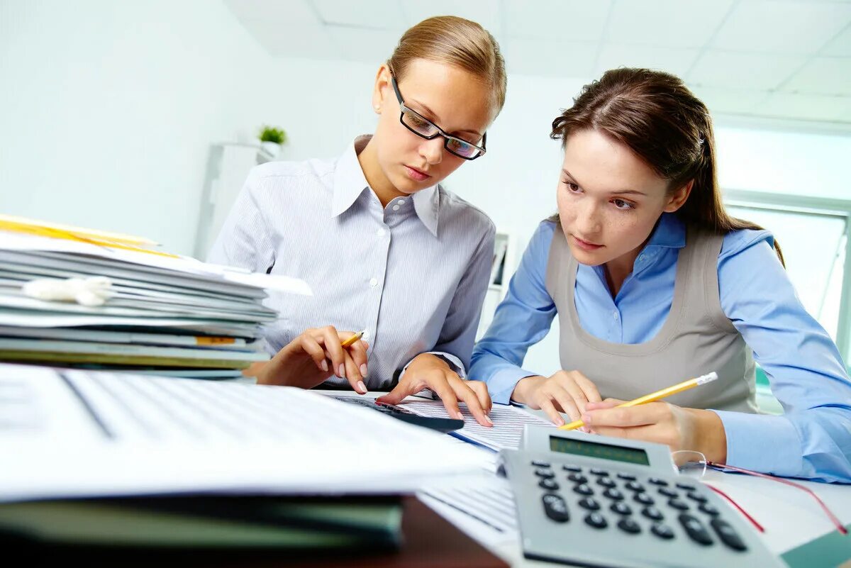 Довольный бухгалтер. Бухгалтер картинки. Работа бухгалтером обучение. Бухгалтер экономист. Кадровик стильно.