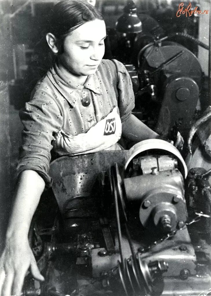Вов работает. Дети на заводах в годы великой отечественной войны 1941-1945. дети труженики тыла на заводе в годы великой отечественной войны. дети вов 1941-1945 на заводе. дети нана заводе в годы войны 1941-1945.