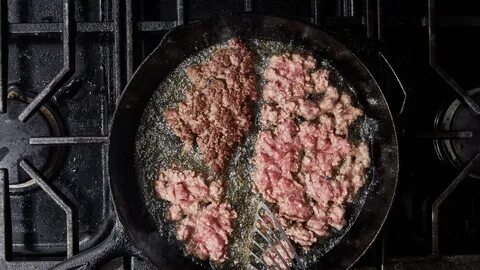 Жареное мясо с тестом на сковороде