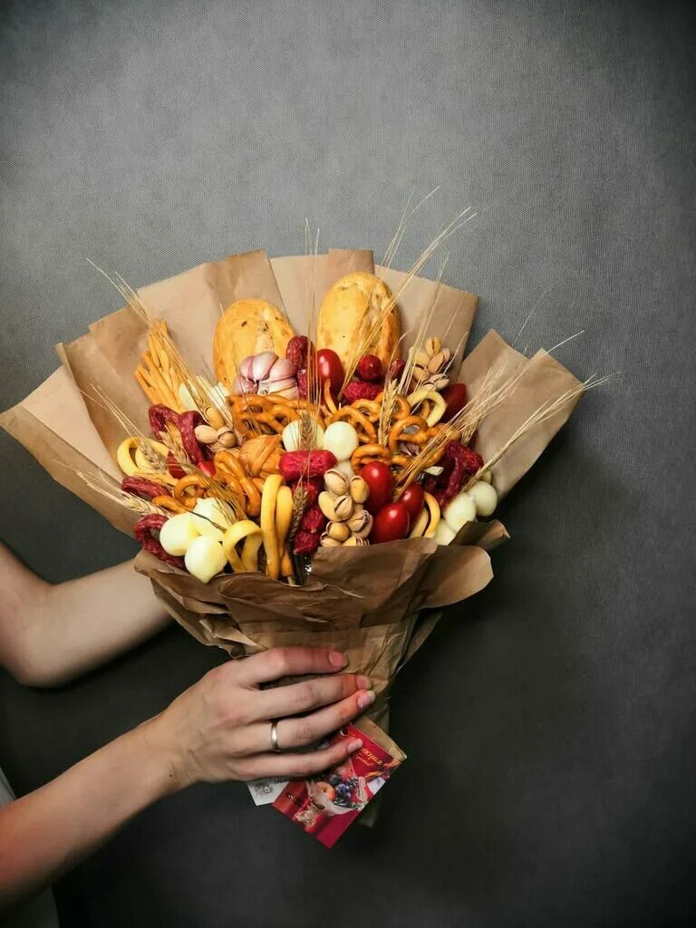 съедобные букеты на 1 сентября. съедобный букет. букет из овощей. съедобный букет для девушки. красивые букеты из фруктов.