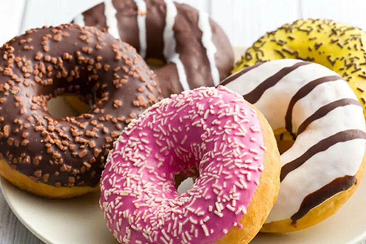 пончик с глазурью. пончик с глазурью. донаты пончики. американские пончики донатс. донаты что это такое.