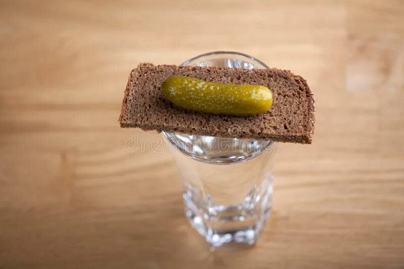 Хлеб со стеклом. Хлеб со стеклом. Canned bread. Хлеб со стеклом. Рюмка водки с огурцом.