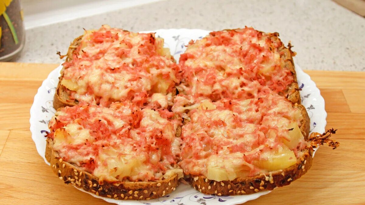 Кухня наизнанку горячие бутерброды. Бутерброды с ананасом. горячие бутерброды с ананасом. бутерброды с ананасом и сыром. бутерброды с ананасом и сыром в духовке.