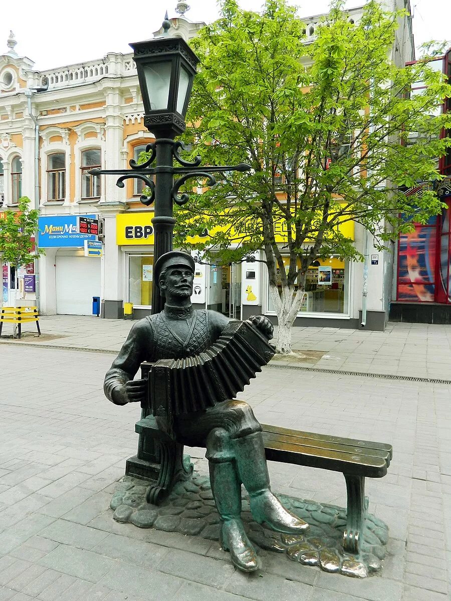 Памятники саратова. Памятник гармонисту в Саратове. Памятник Саратовской гармошке Саратов. Саратов проспект Кирова памятник гармонист. Памятник гармошке Саратов.