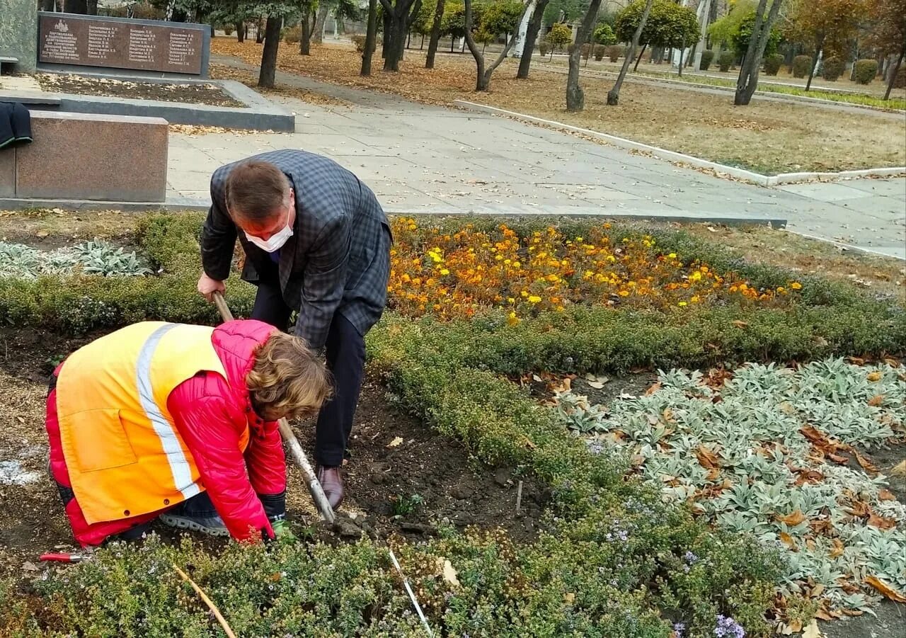 Общественные работы москва. Общественные работы. осенний месячник по благоустройству. осенний месячник по благоустройству города. общественная работа это примеры.