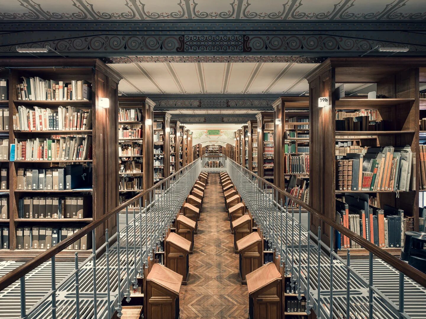 Библиотека library. Национальная библиотека франции (париж, 1354). библиотека франции bnf. французская национальная библиотека. красивые большие библиотеки.