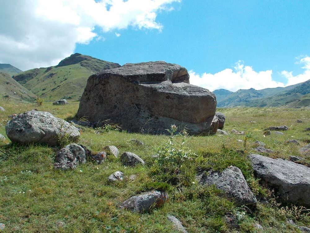 Место силы. Кавказский камень. Кавказские горы камни. Загадочные камни в горах Кавказа. Легенды мест россии