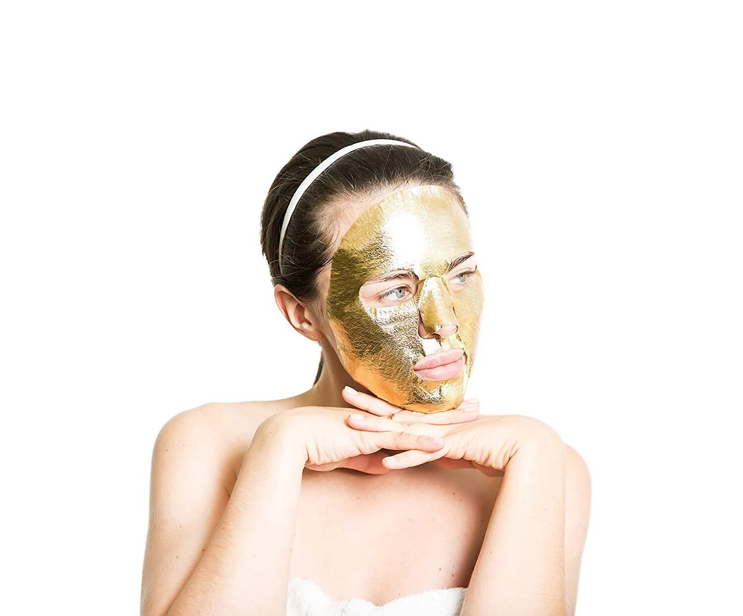 Золотая маска для лица. Маска для лица золото. Корейская Золотая маска для лица. Девушка с косметической маской на лице.