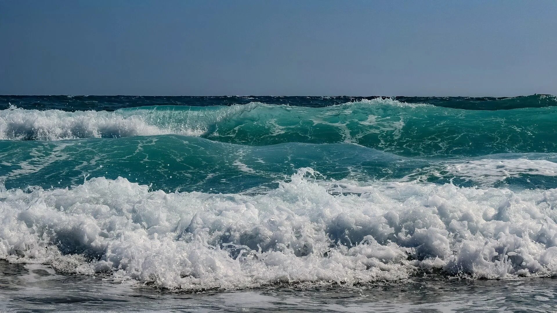 Море бывает. Квадратные волны в море. морские волны на рабочий стол. волны в море издалека. много волн.
