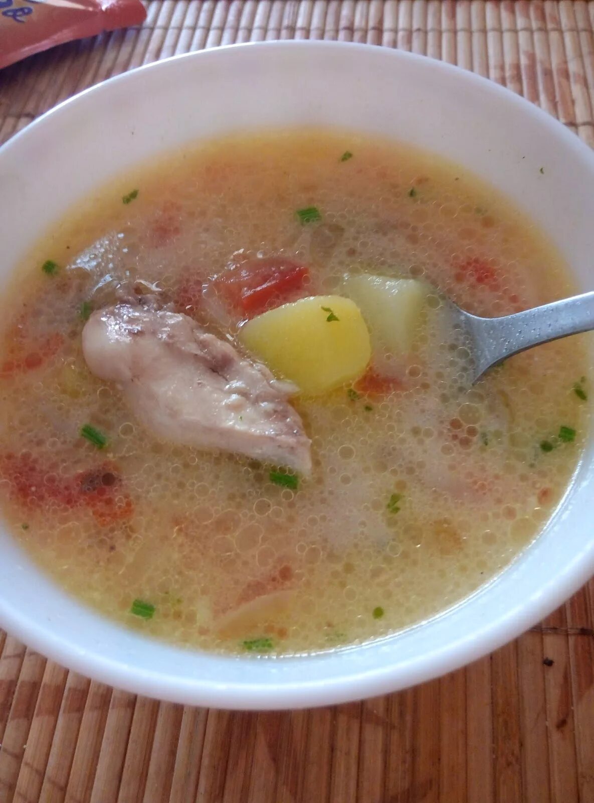 Бульон из окорочков. Куриный супчик. Куриный суп домашний. Куриный суп с помидорами. Суп с окорочком.
