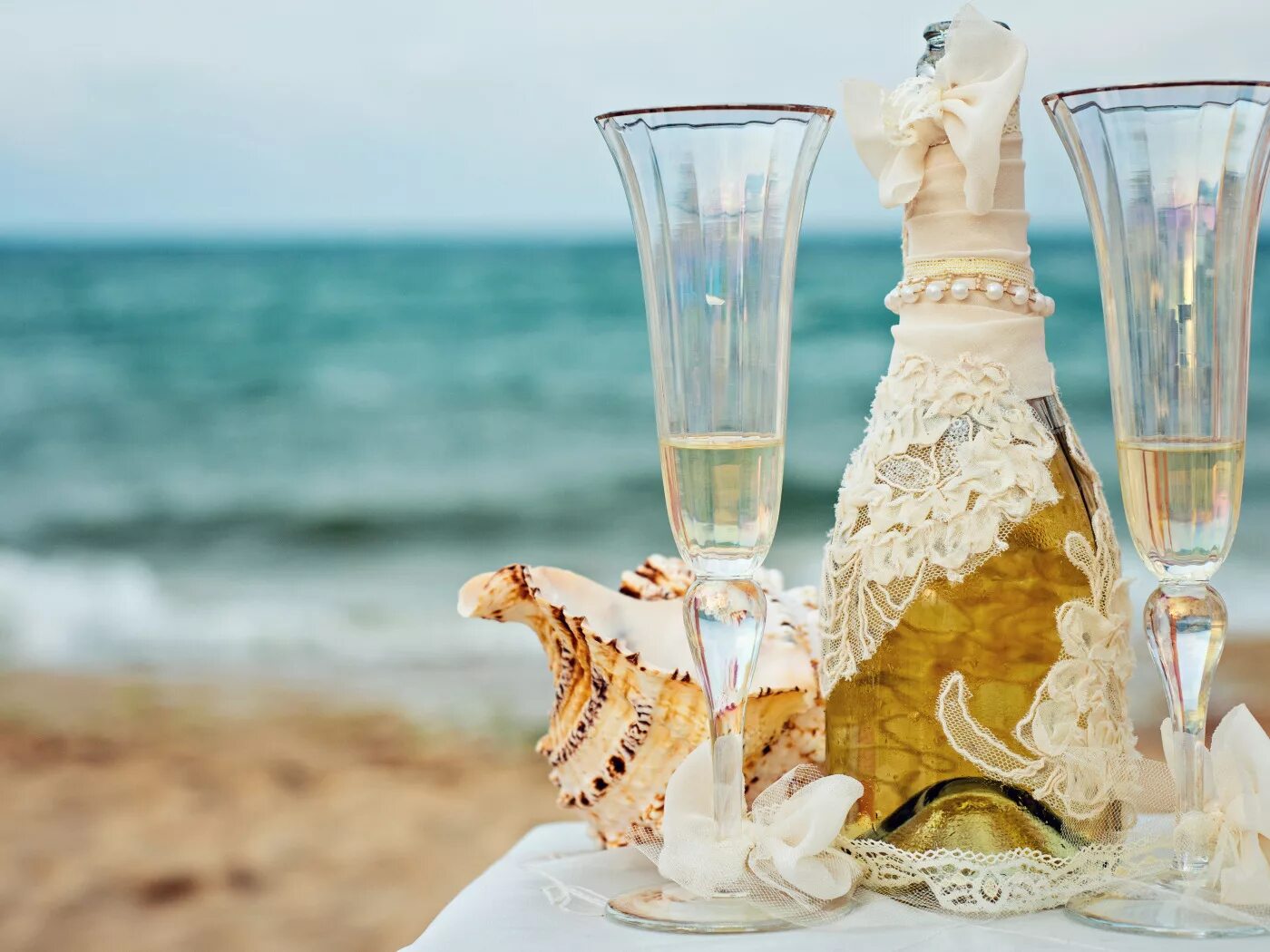 Бокал шампанского на берегу моря. Шампанское на море. Шампанское на берегу моря. Бокал на фоне моря. Вино ракушка