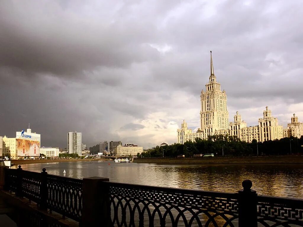 Пасмурная Москва. Пасмурное утро в Москве. Панорама Москва пасмурно. Пасмурный день в Москве.